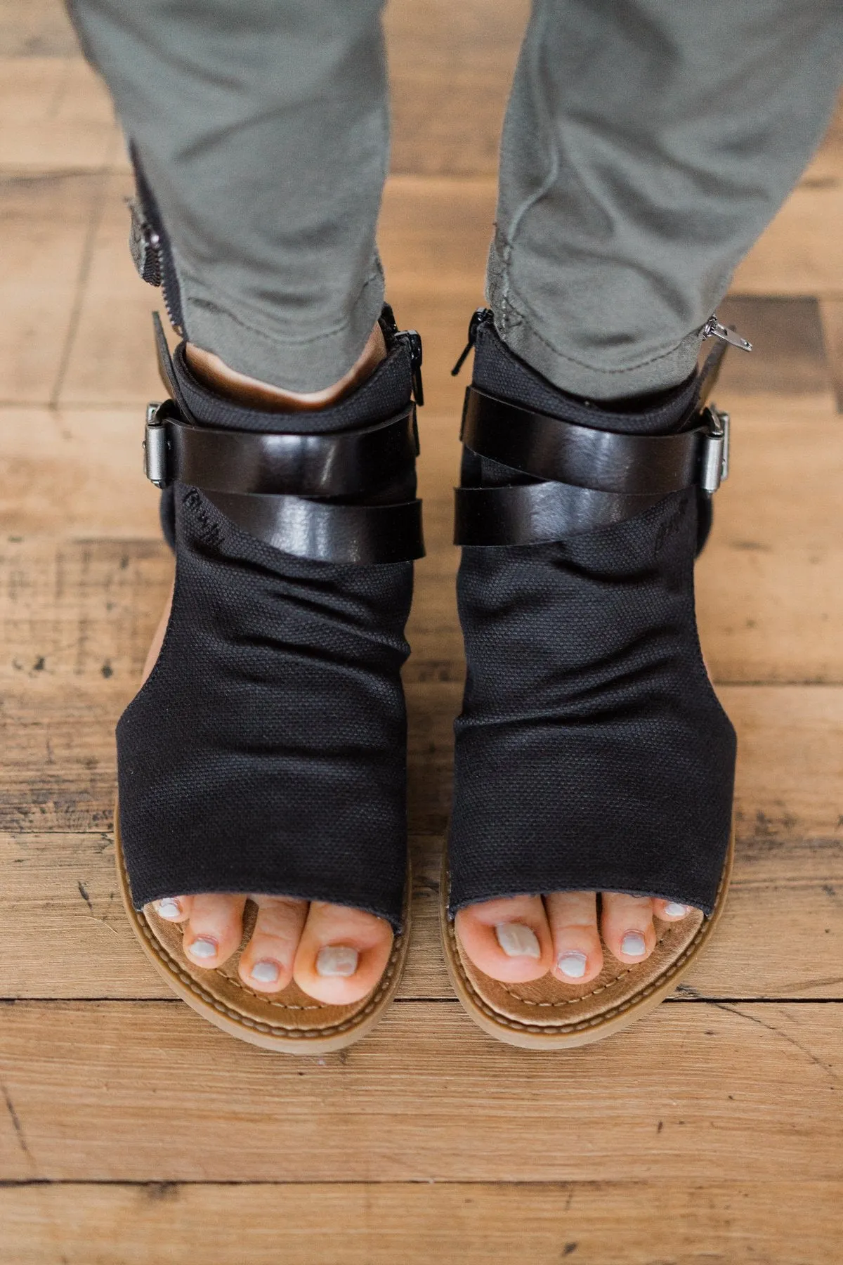 Blowfish Balla Sandals ~ Solid Black