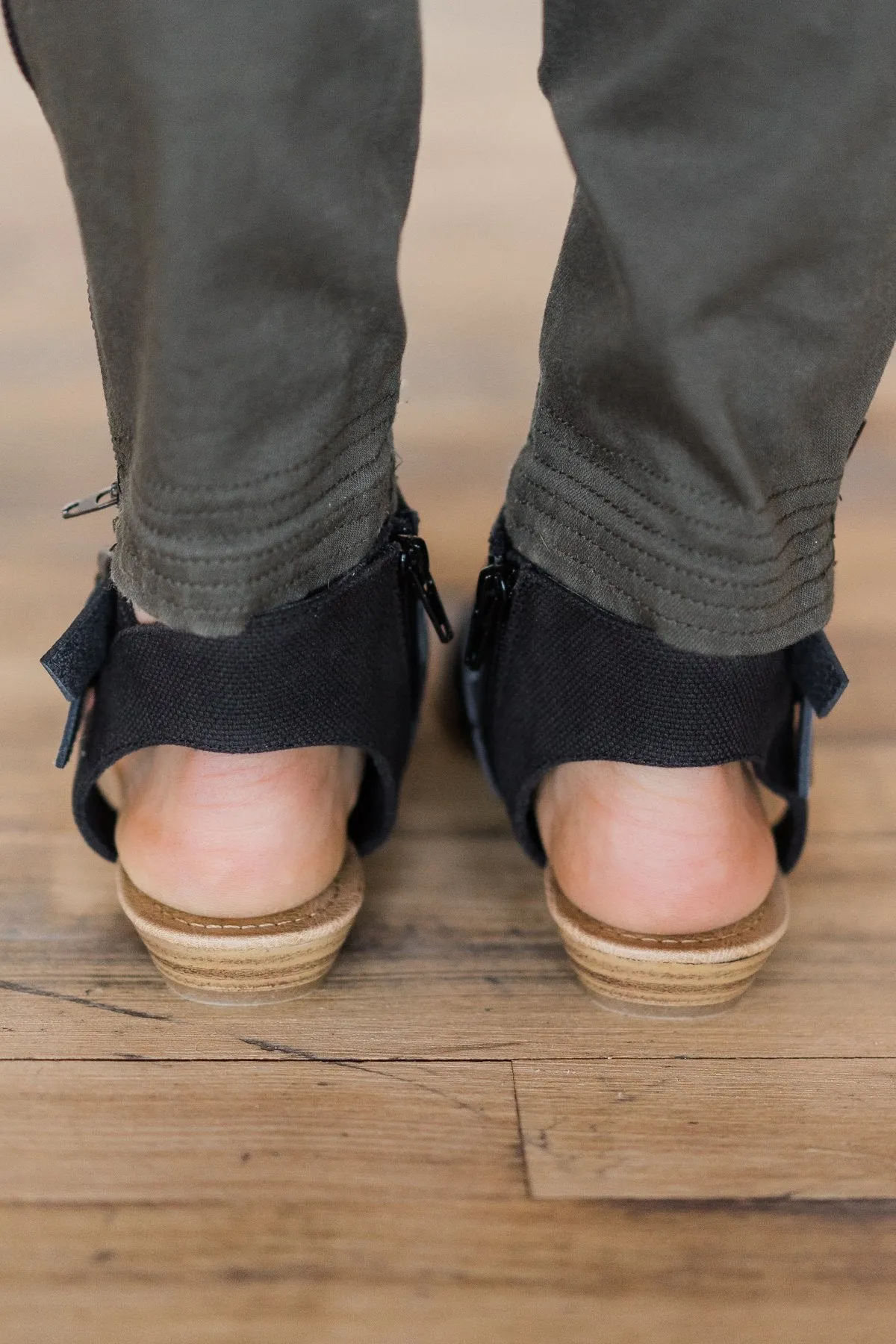 Blowfish Balla Sandals ~ Solid Black